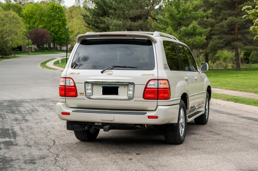 2004 Lexus LX 2nd Gen - Image 13 of 31