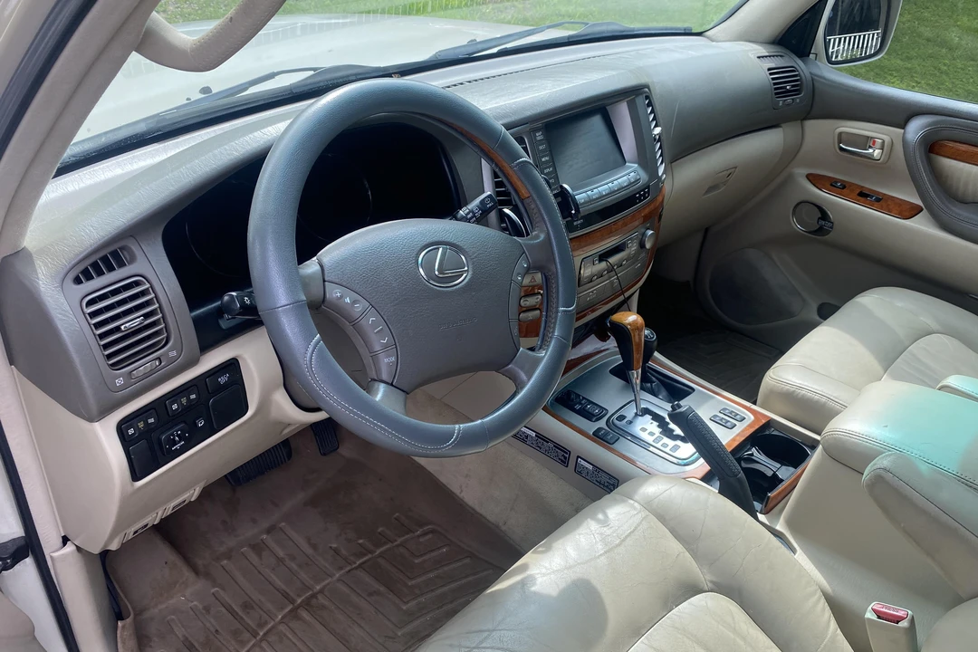 2004 Lexus LX 2nd Gen - Image 29 of 31