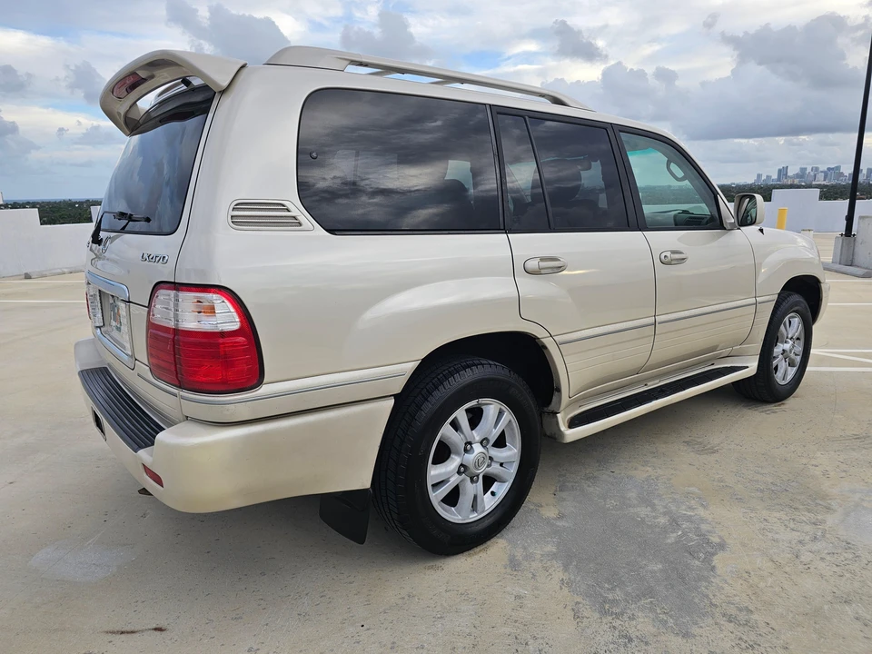 2004 Lexus LX 2nd Gen - Image 14 of 31