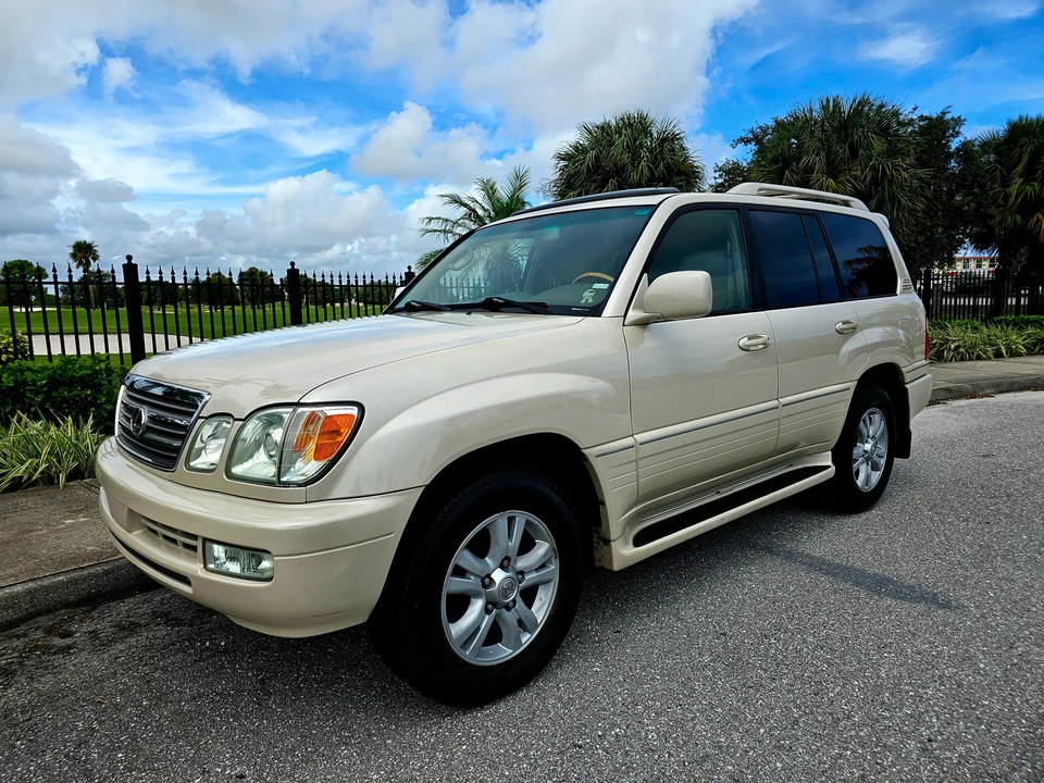 2004 Lexus LX 2nd Gen - Image 17 of 31