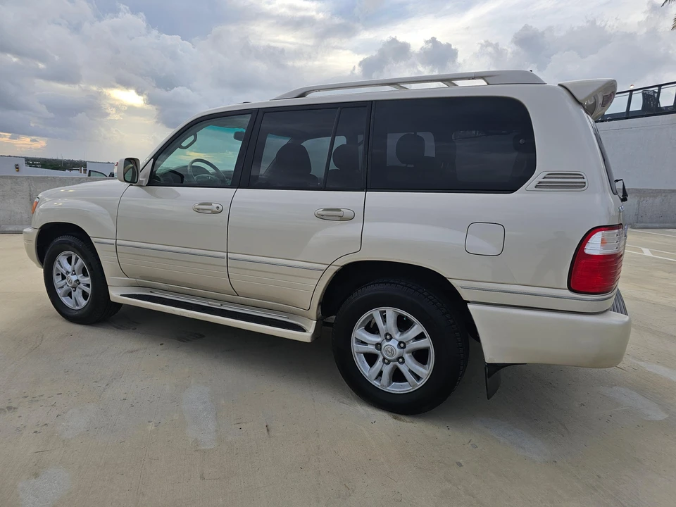 2004 Lexus LX 2nd Gen - Image 10 of 31