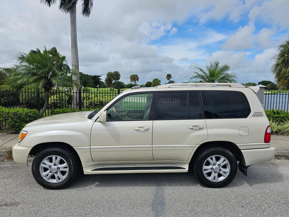 2004 Lexus LX 2nd Gen - Image 19 of 31