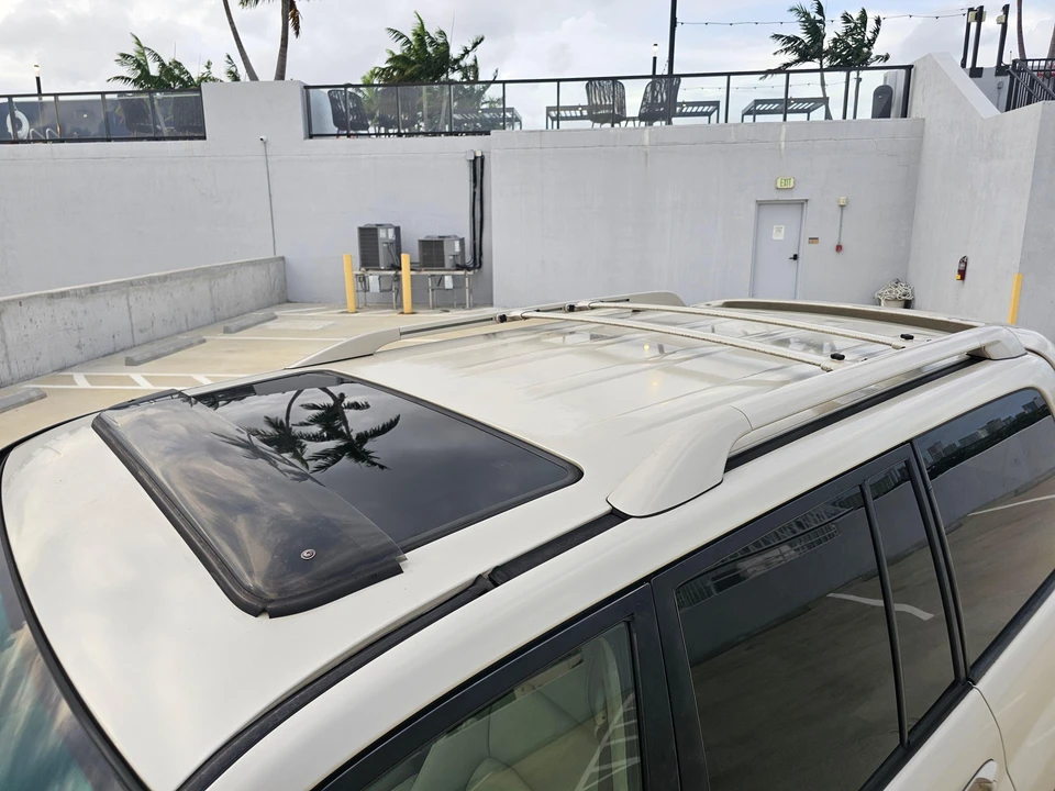 2004 Lexus LX 2nd Gen - Image 27 of 31