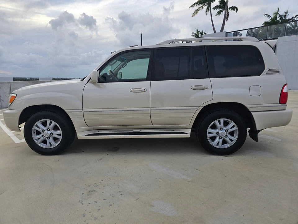 2004 Lexus LX 2nd Gen - Image 9 of 31