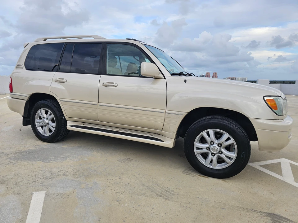 2004 Lexus LX 2nd Gen - Image 15 of 31