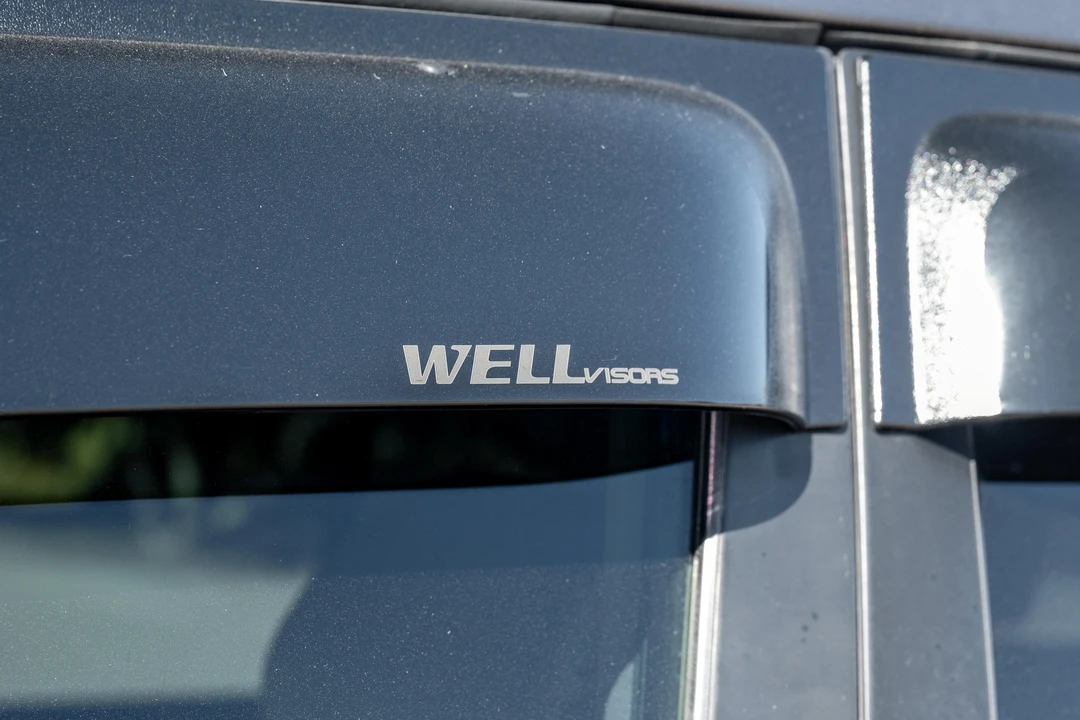 2004 Lexus LX 2nd Gen - Image 19 of 31