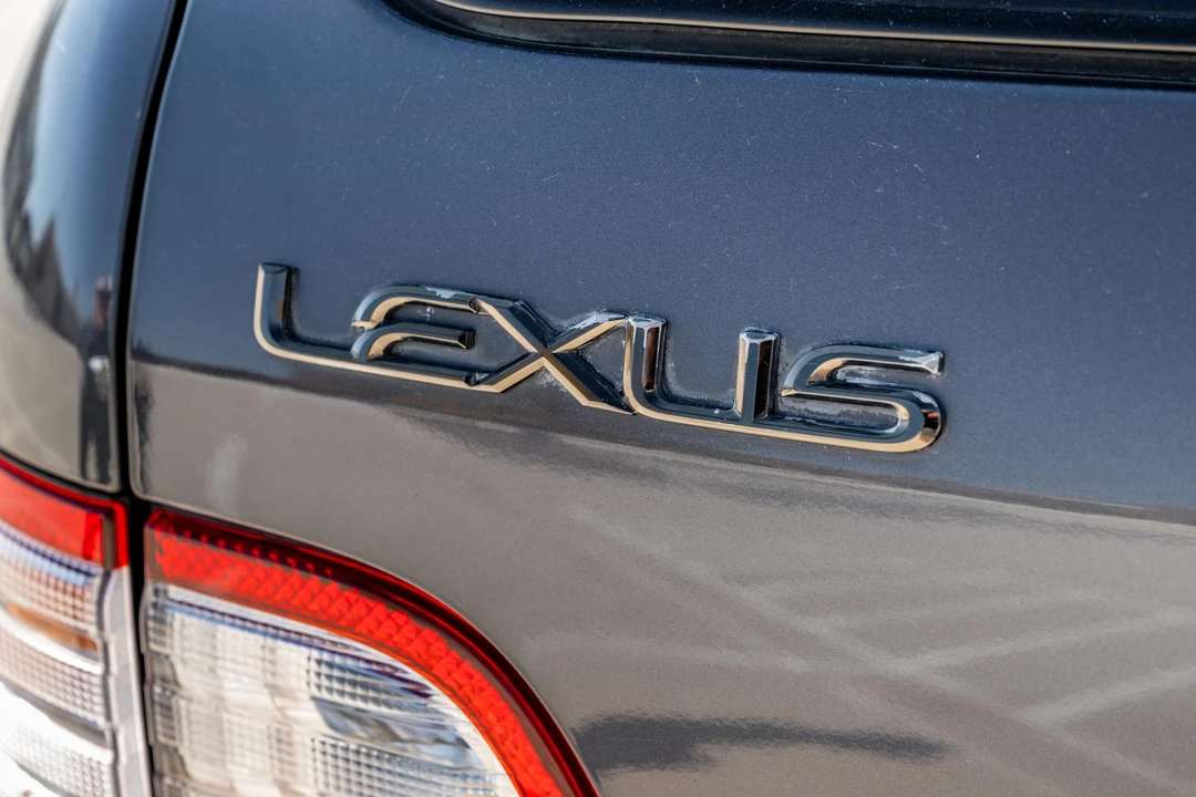 2004 Lexus LX 2nd Gen - Image 23 of 31
