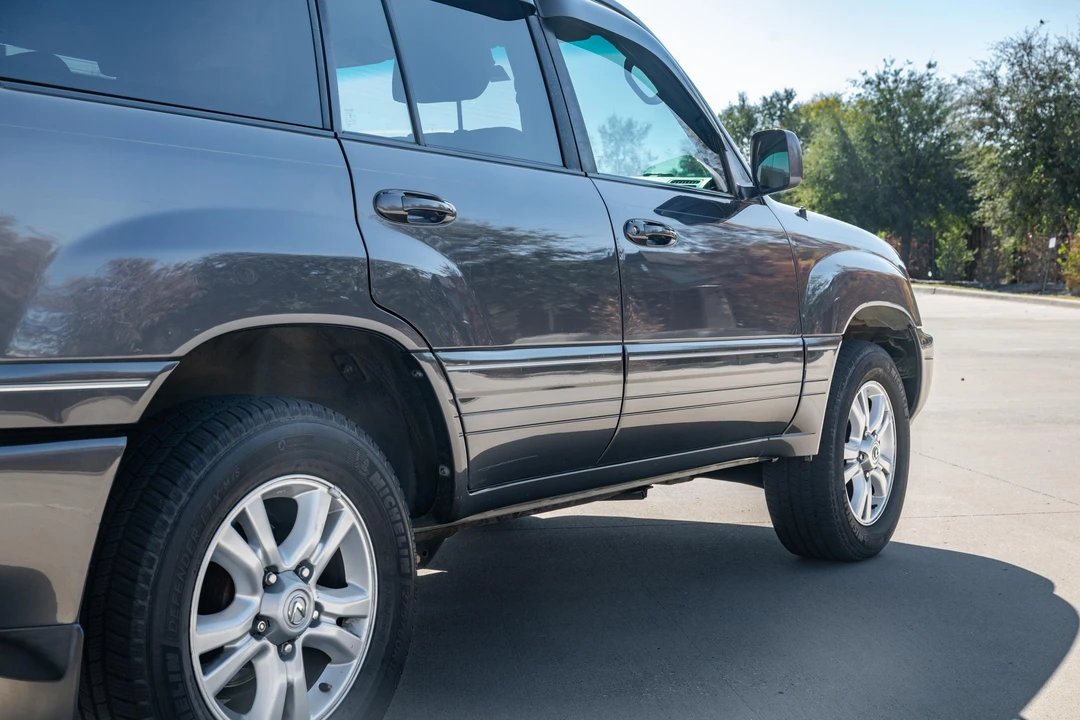 2004 Lexus LX 2nd Gen - Image 28 of 31