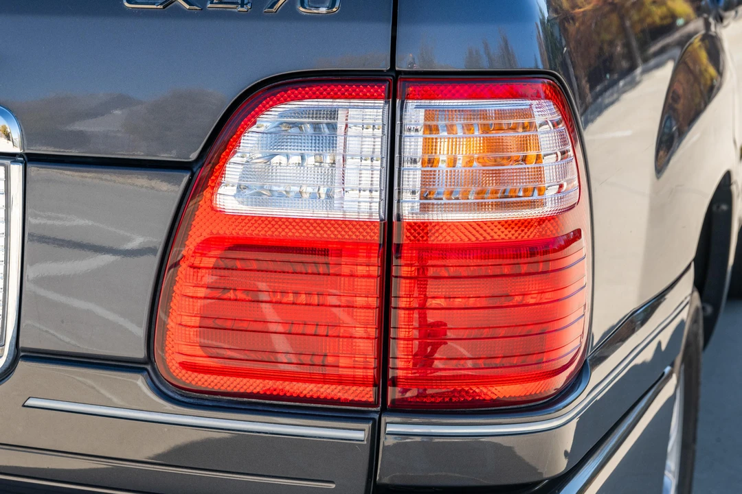 2004 Lexus LX 2nd Gen - Image 27 of 31