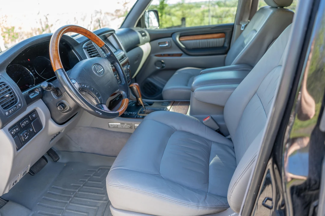 2004 Lexus LX 2nd Gen - Image 21 of 31