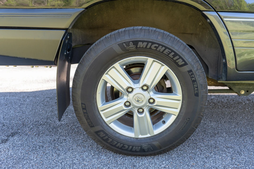 2004 Lexus LX 2nd Gen - Image 15 of 31