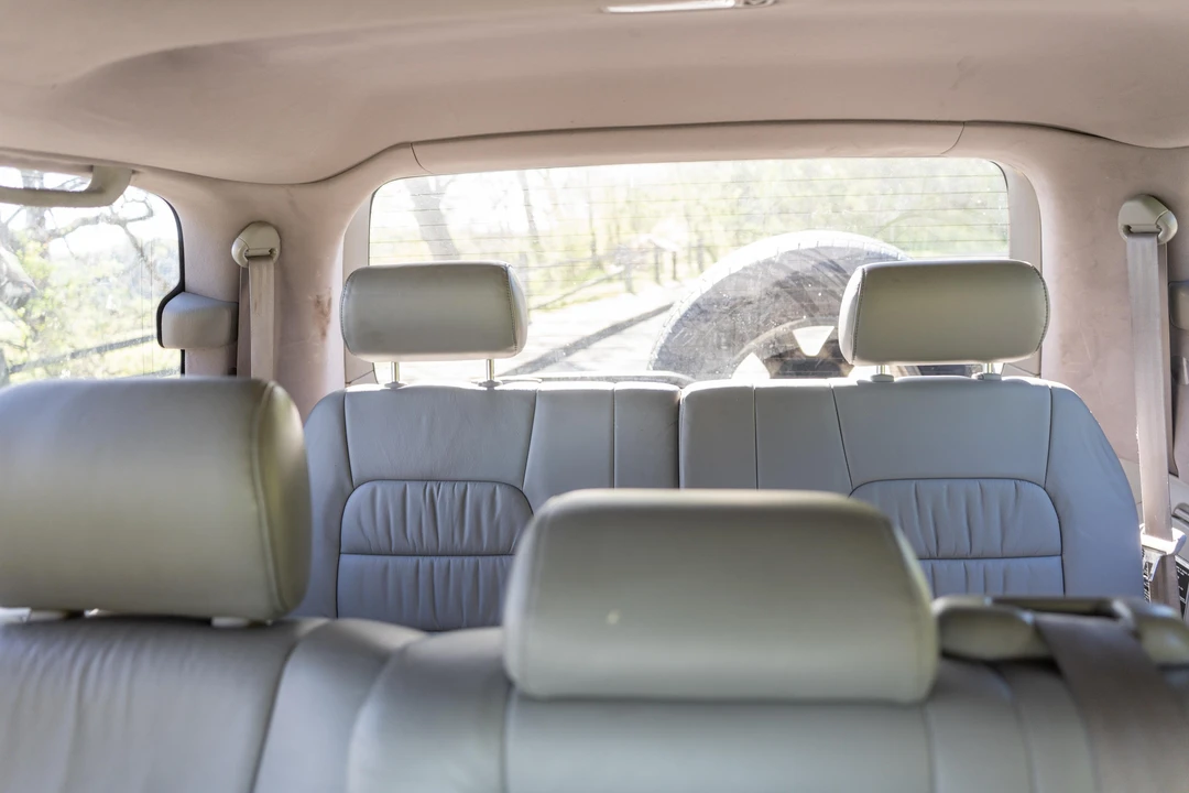 2004 Lexus LX 2nd Gen - Image 28 of 31