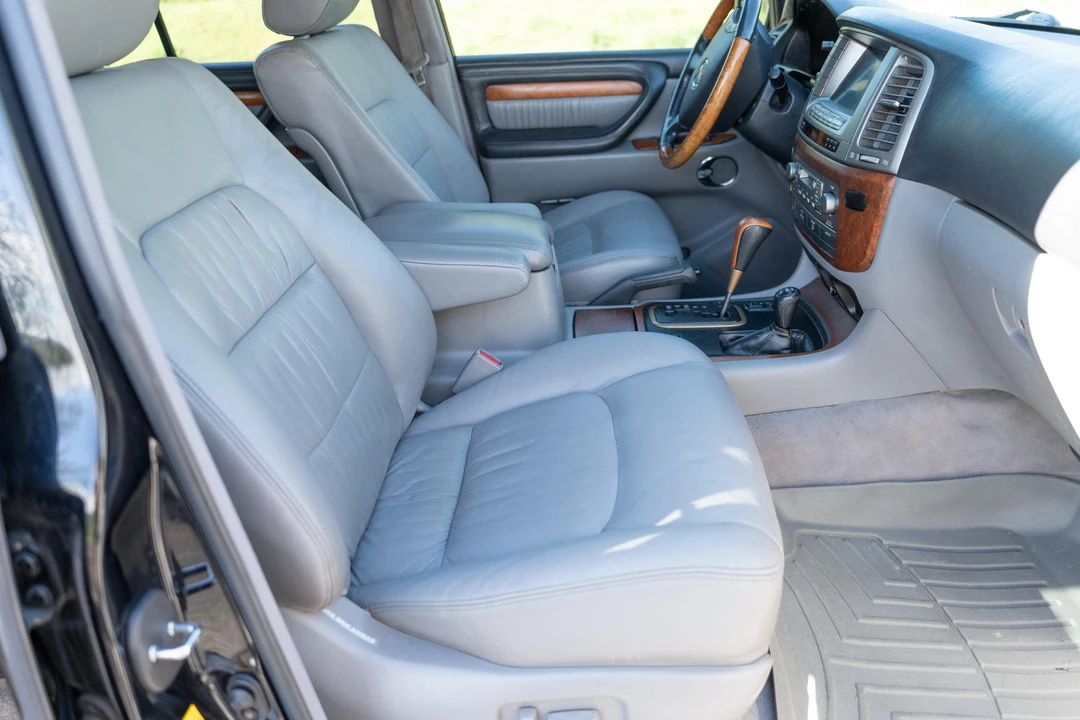 2004 Lexus LX 2nd Gen - Image 25 of 31