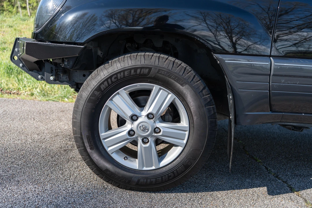 2004 Lexus LX 2nd Gen - Image 13 of 31