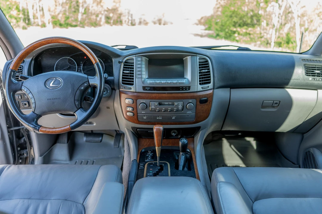 2004 Lexus LX 2nd Gen - Image 17 of 31