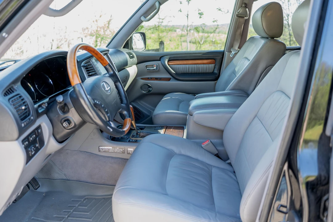 2004 Lexus LX 2nd Gen - Image 18 of 31