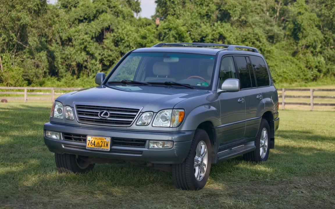 2004 Lexus LX 2nd Gen - Image 9 of 31