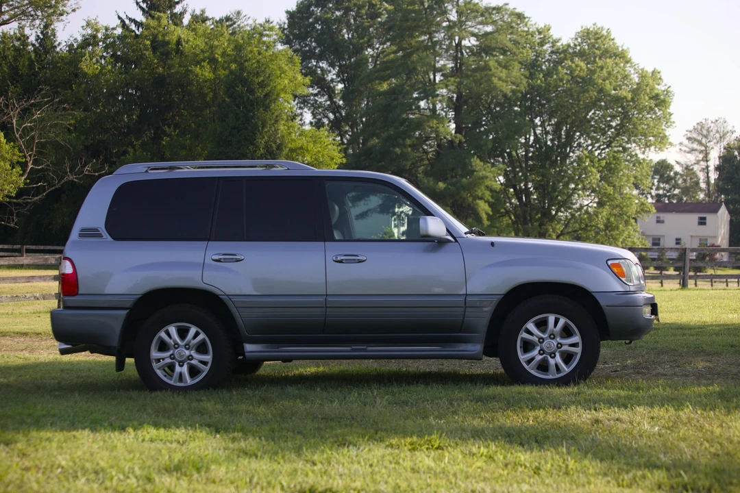 2004 Lexus LX 2nd Gen - Image 15 of 31