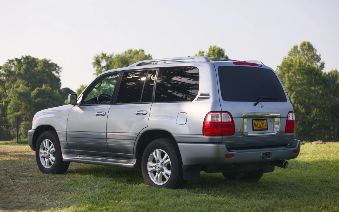 2004 Lexus LX 2nd Gen - Image 10 of 31