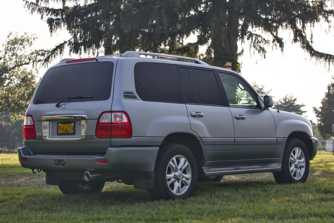 2004 Lexus LX 2nd Gen - Image 4 of 31
