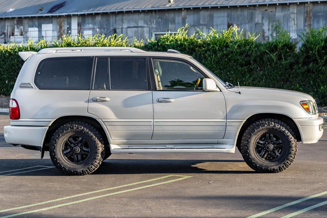 2004 Lexus LX 2nd Gen - Image 3 of 31