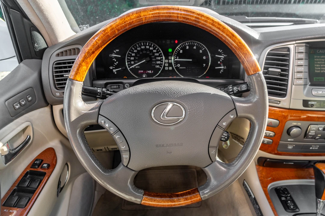 2004 Lexus LX 2nd Gen - Image 29 of 31