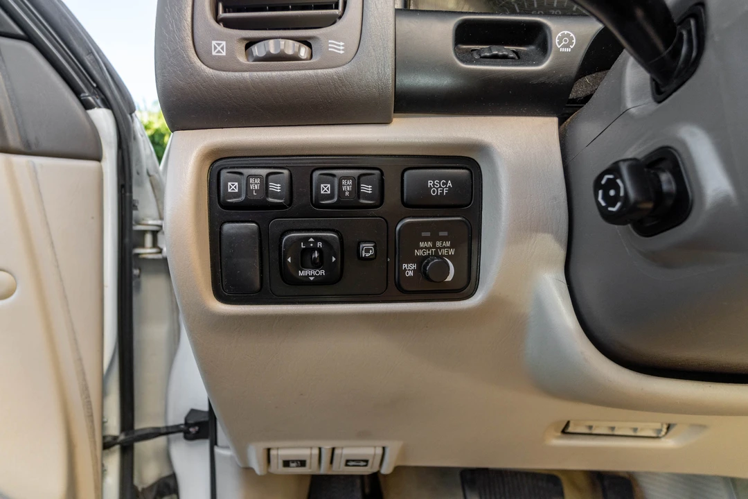2004 Lexus LX 2nd Gen - Image 28 of 31