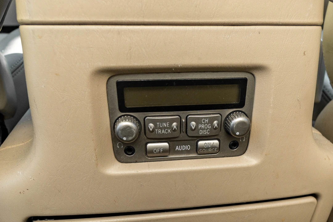 2004 Lexus LX 2nd Gen - Image 27 of 31