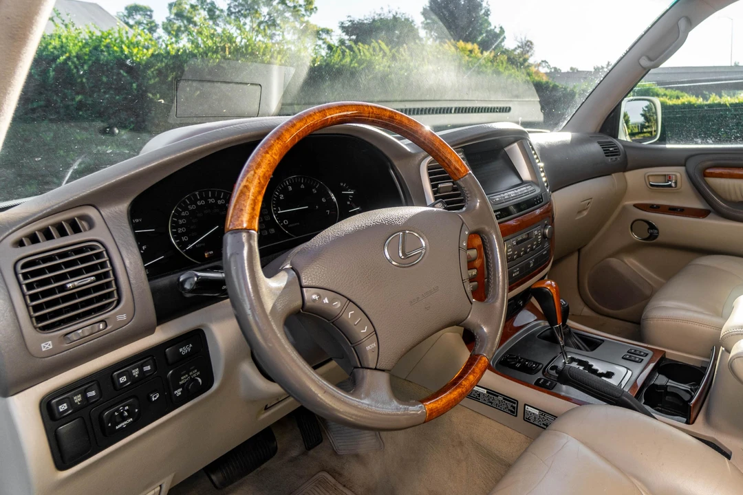 2004 Lexus LX 2nd Gen - Image 17 of 31