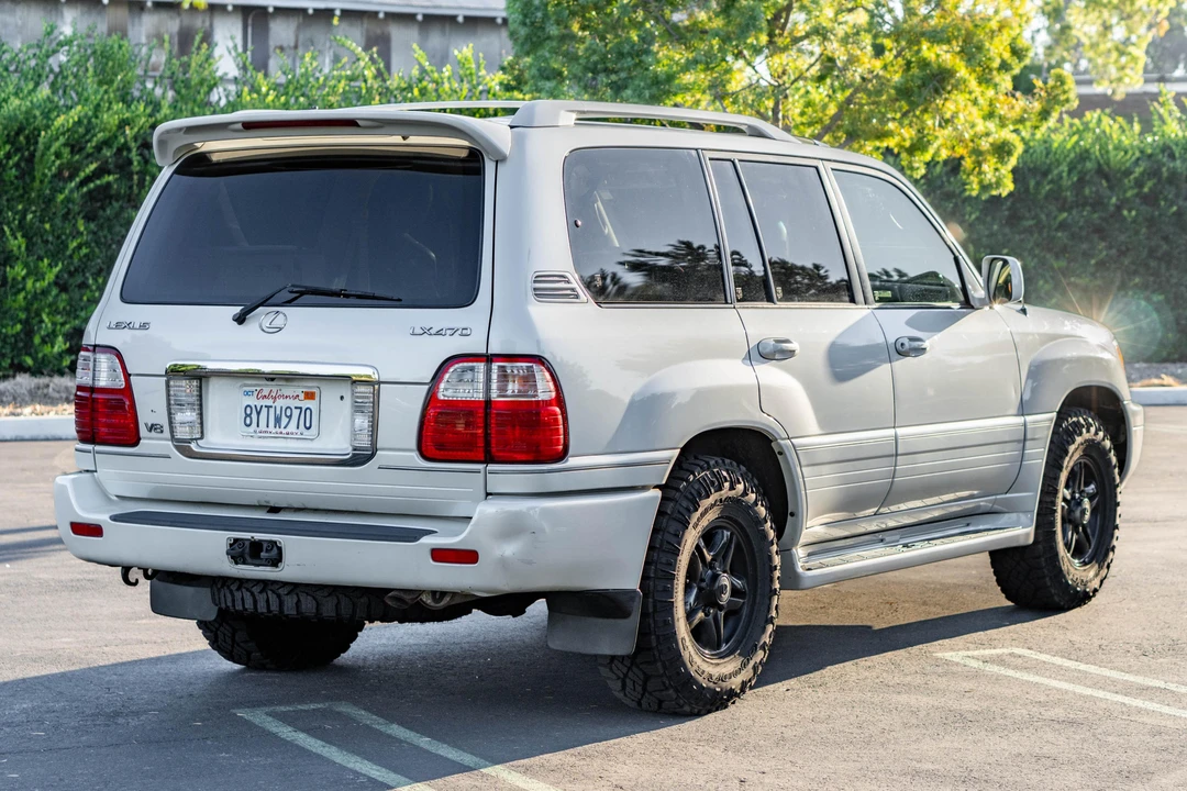 2004 Lexus LX 2nd Gen - Image 4 of 31