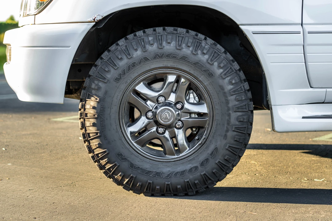 2004 Lexus LX 2nd Gen - Image 13 of 31