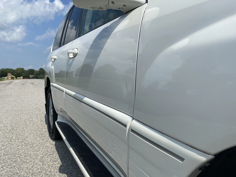 2004 Lexus LX 2nd Gen - Image 17 of 31