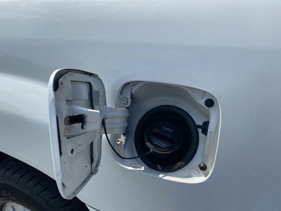 2004 Lexus LX 2nd Gen - Image 15 of 31