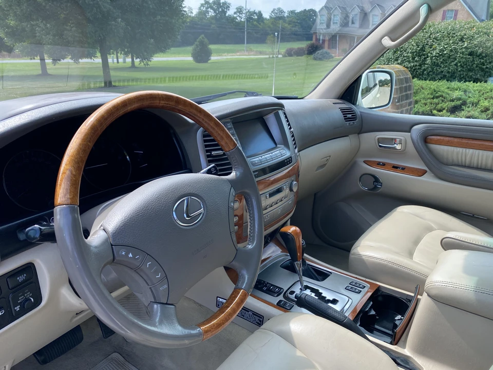 2004 Lexus LX 2nd Gen - Image 28 of 31