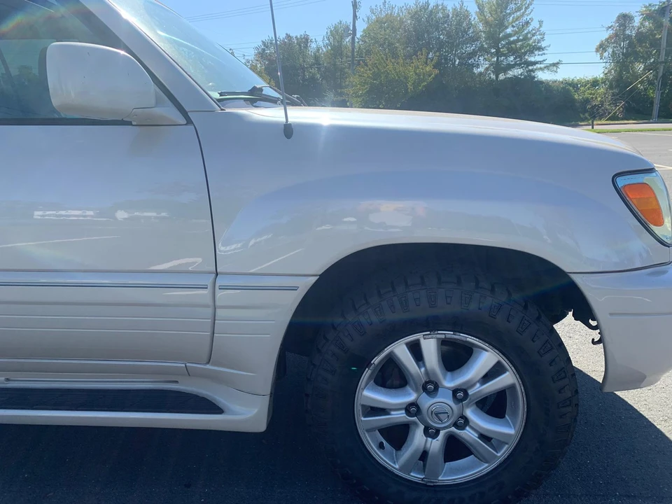 2004 Lexus LX 2nd Gen - Image 21 of 31