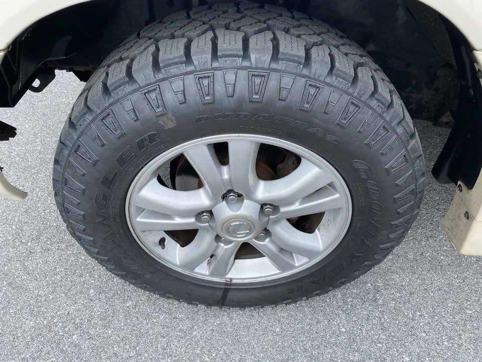 2004 Lexus LX 2nd Gen - Image 27 of 31