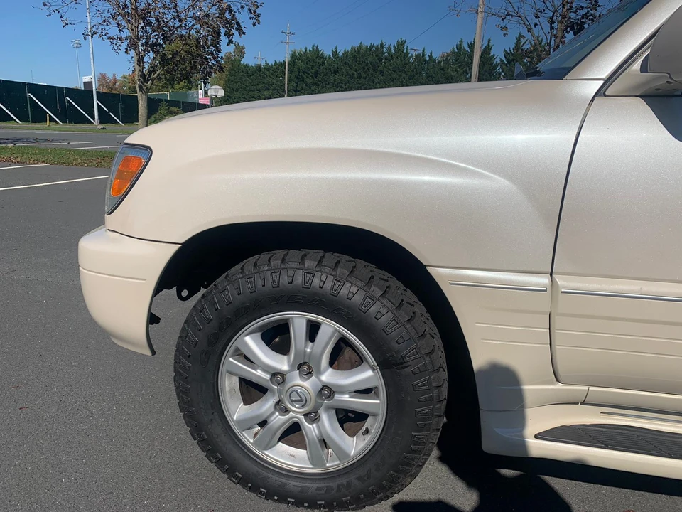 2004 Lexus LX 2nd Gen - Image 19 of 31