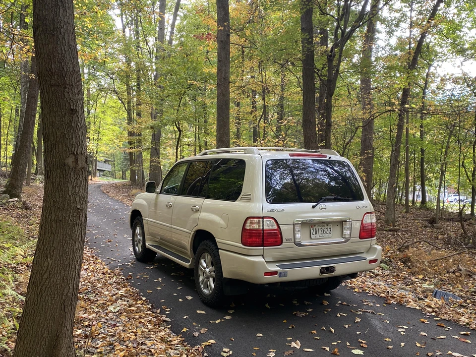 2004 Lexus LX 2nd Gen - Image 10 of 31