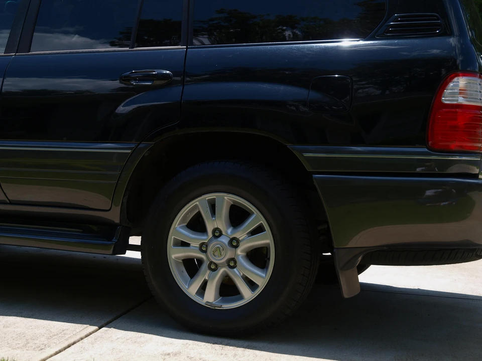 2004 Lexus LX 2nd Gen - Image 18 of 31