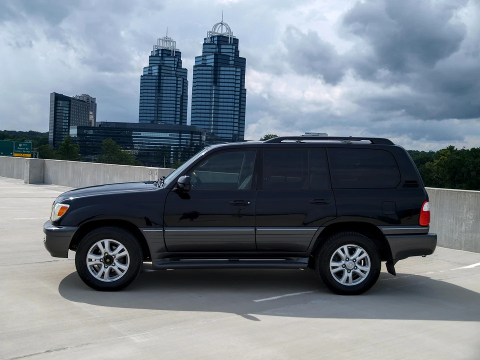 2004 Lexus LX 2nd Gen - Image 9 of 31