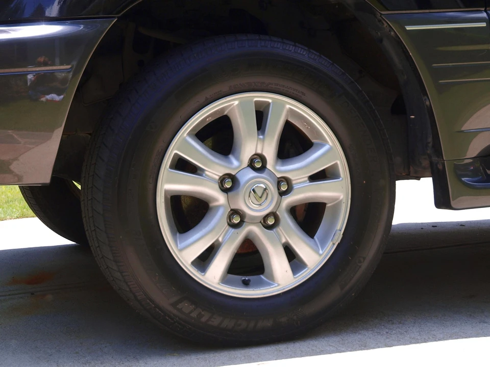 2004 Lexus LX 2nd Gen - Image 30 of 31