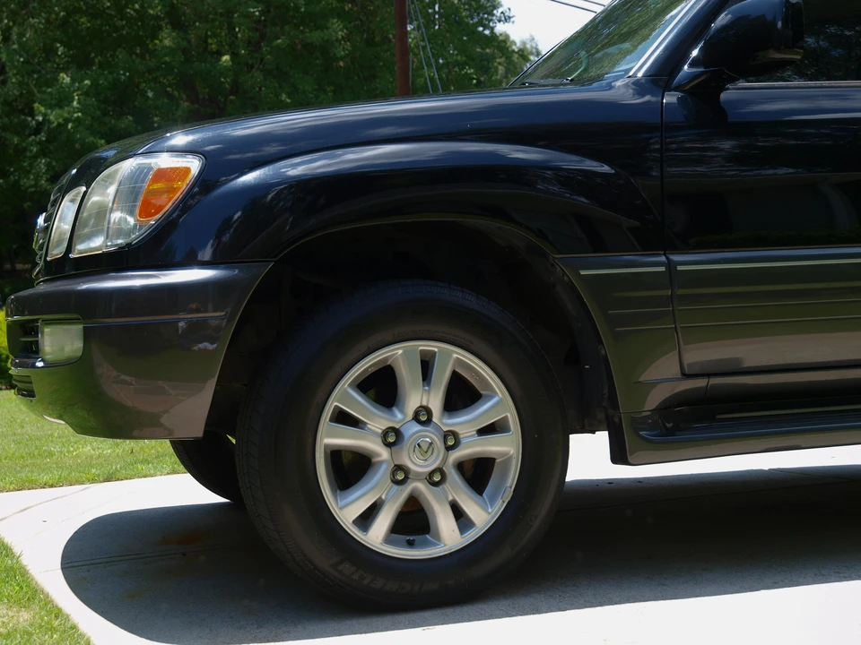 2004 Lexus LX 2nd Gen - Image 16 of 31