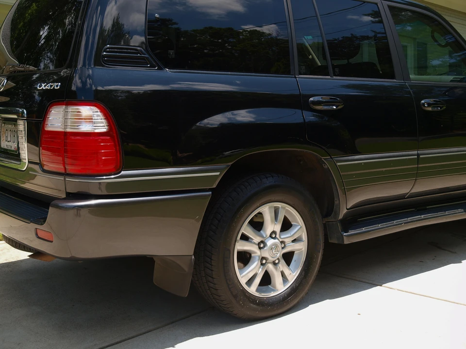 2004 Lexus LX 2nd Gen - Image 19 of 31