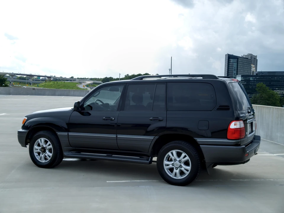 2004 Lexus LX 2nd Gen - Image 10 of 31