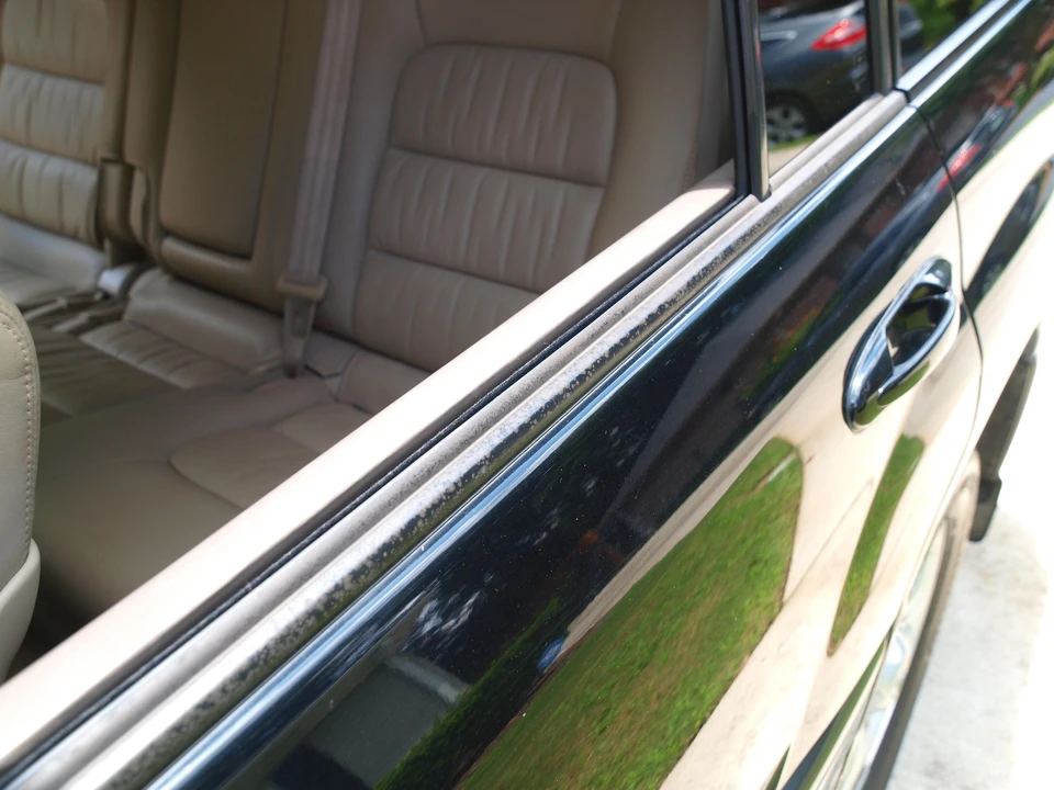 2004 Lexus LX 2nd Gen - Image 23 of 31