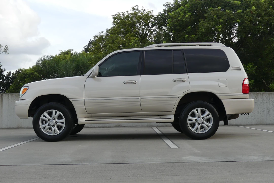 2004 Lexus LX 2nd Gen - Image 11 of 26