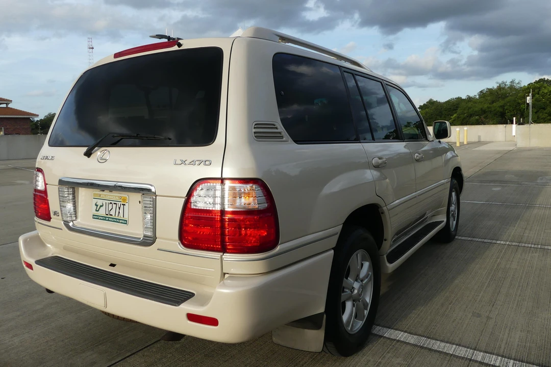 2004 Lexus LX 2nd Gen - Image 17 of 26