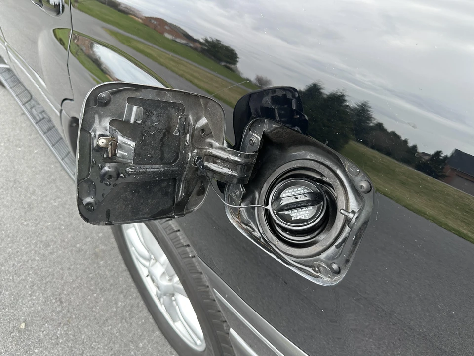 2004 Lexus LX 2nd Gen - Image 22 of 31