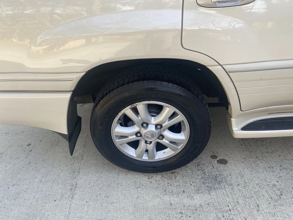 2004 Lexus LX 2nd Gen - Image 10 of 21