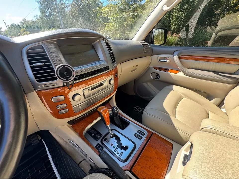 2004 Lexus LX 2nd Gen - Image 13 of 19
